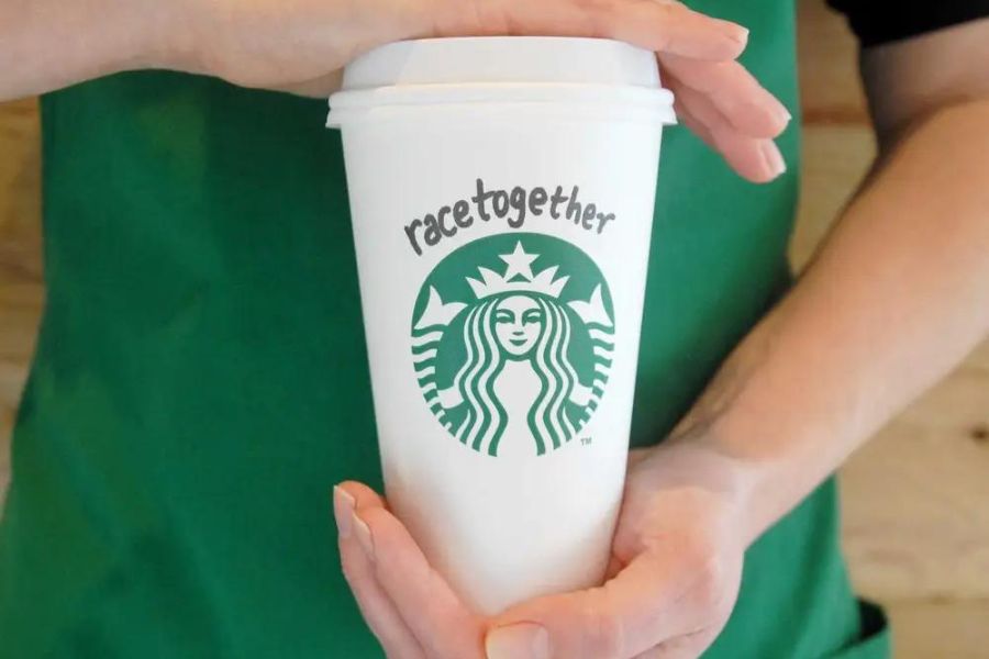 Khách hàng khi đến mua hàng tại Starbucks được tặng một chiếc cốc kèm hashtag #RaceTogether